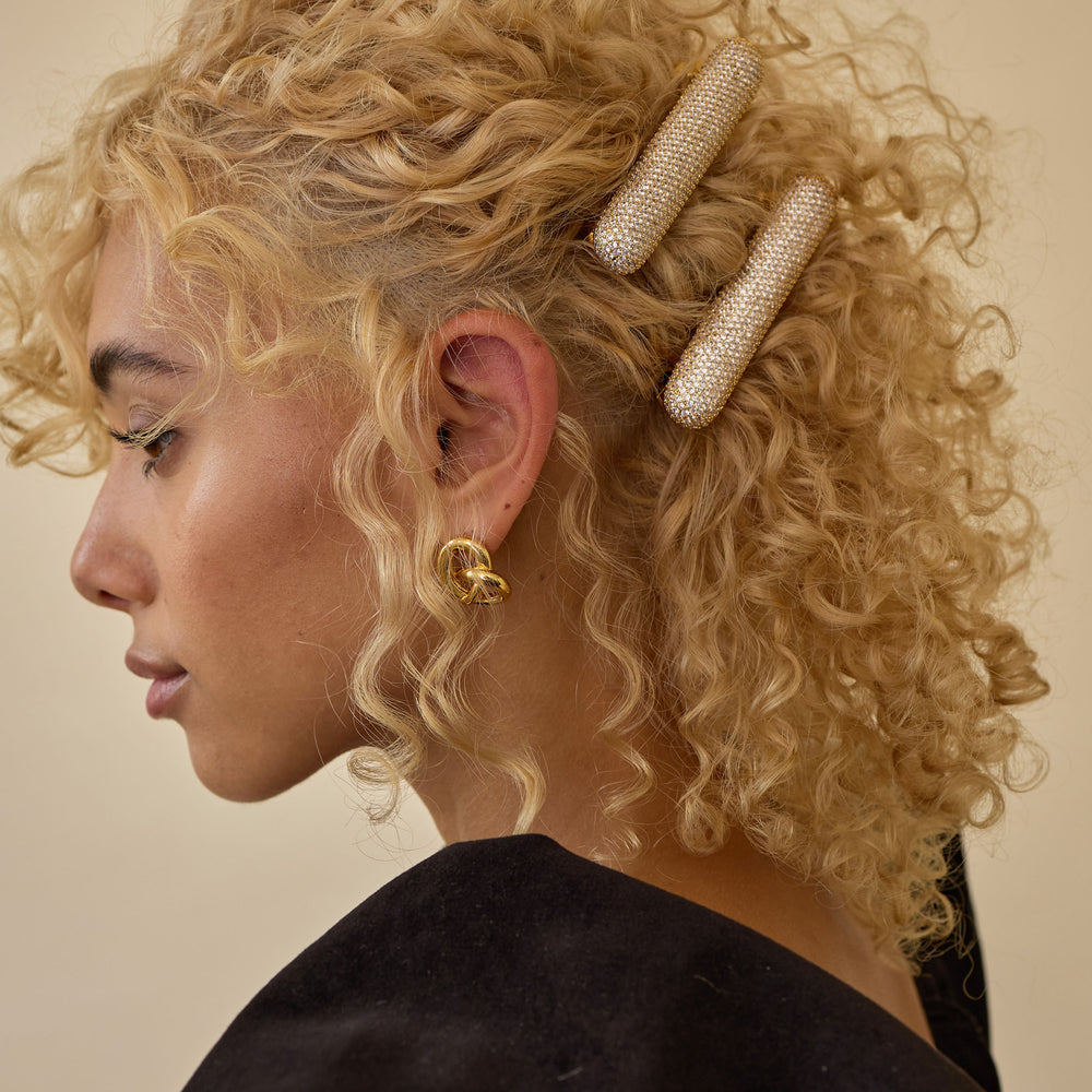 a woman wearing a T3 barrette side view